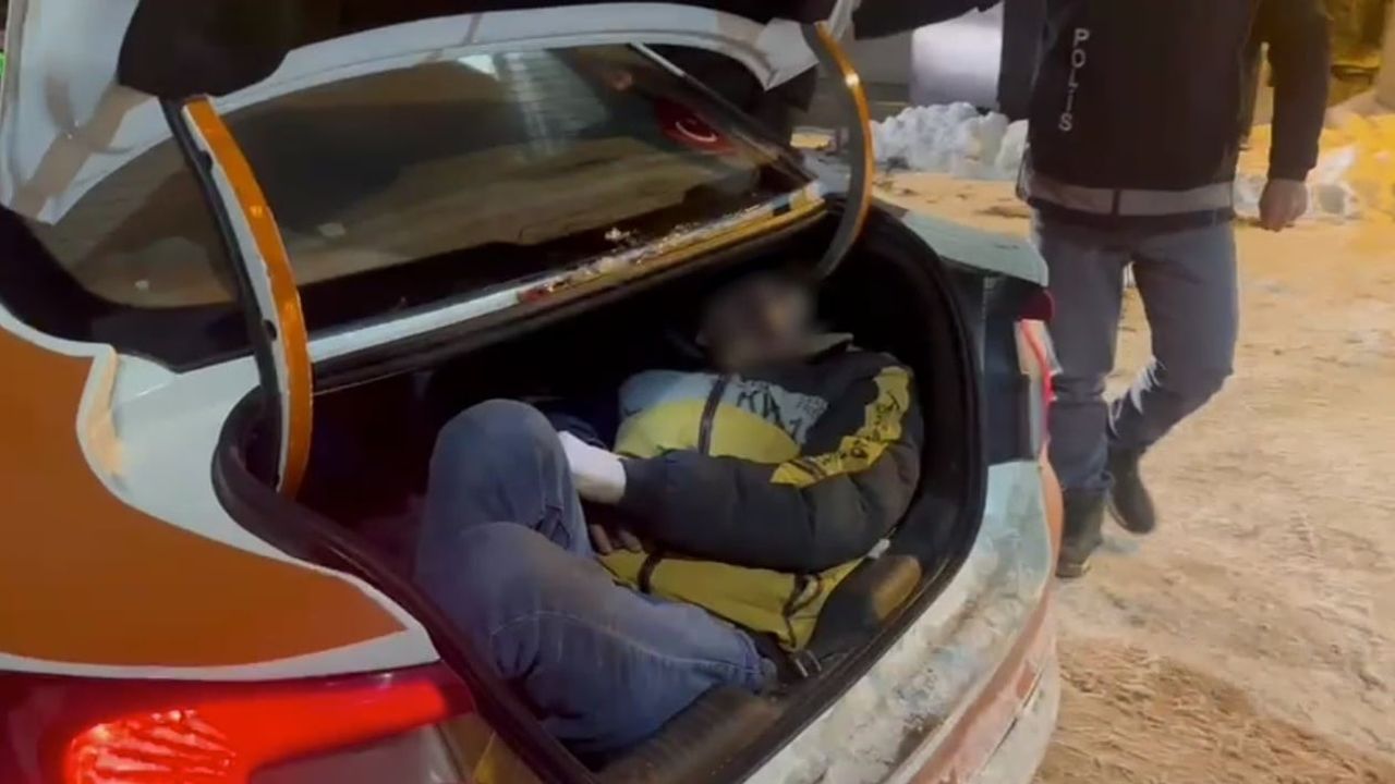 Kars'ta taksi bagajında 2 düzensiz göçmen bulundu, iki kişi tutuklandı