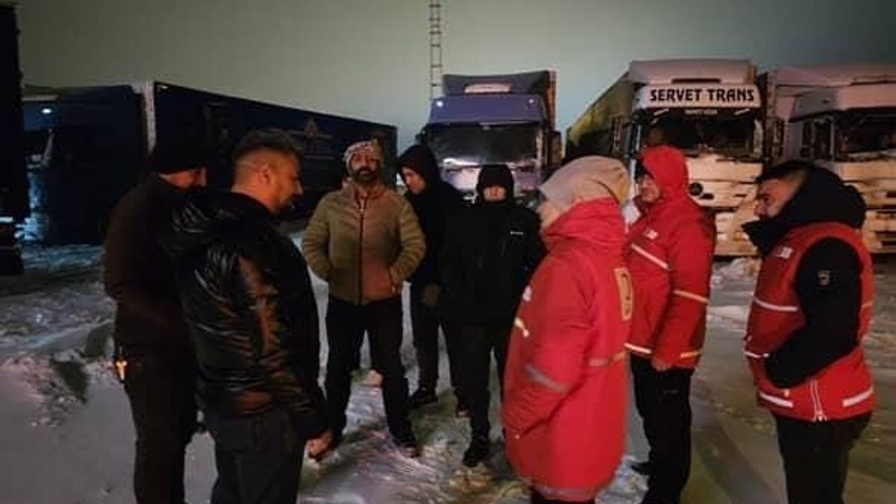 Kars’ta Türk Kızılayı'ndan 'İç Isıtan' destek: Kar ve tipide mahsur kalanlara yardım