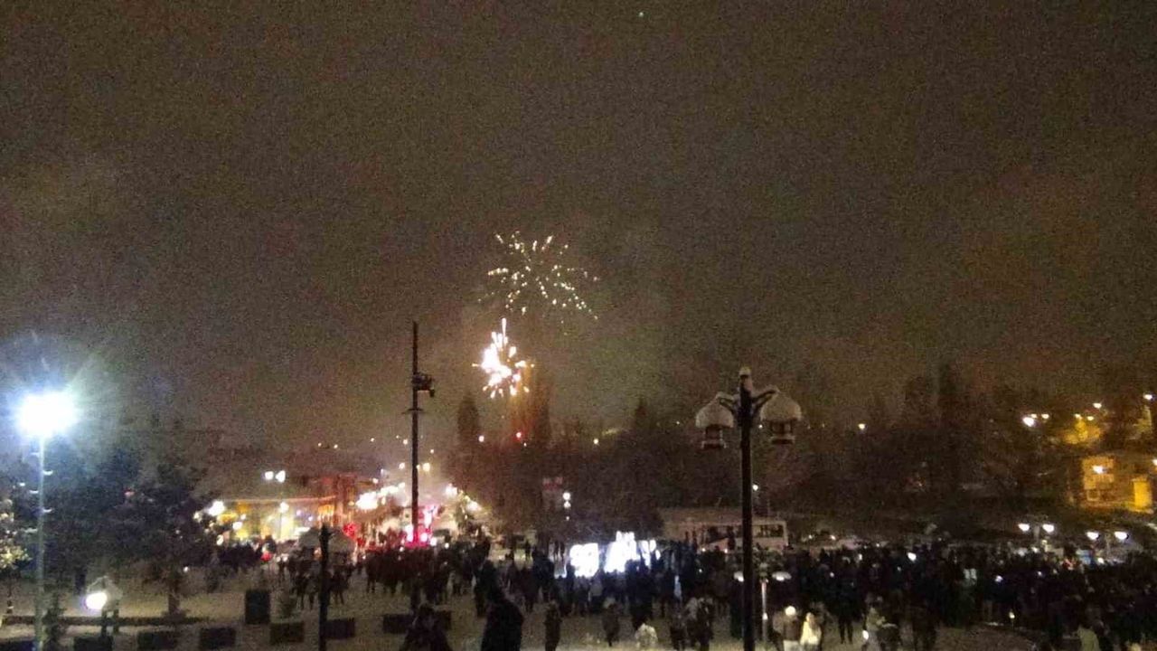 Kars’ta yeni yıl coşkusu: Kar altında halay