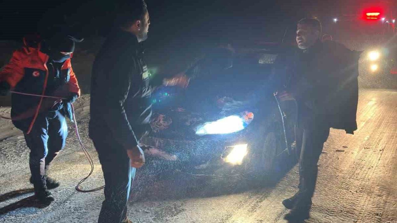 Kars’ta yoğun kar ve tipi 200 köy yolunu ulaşıma kapattı