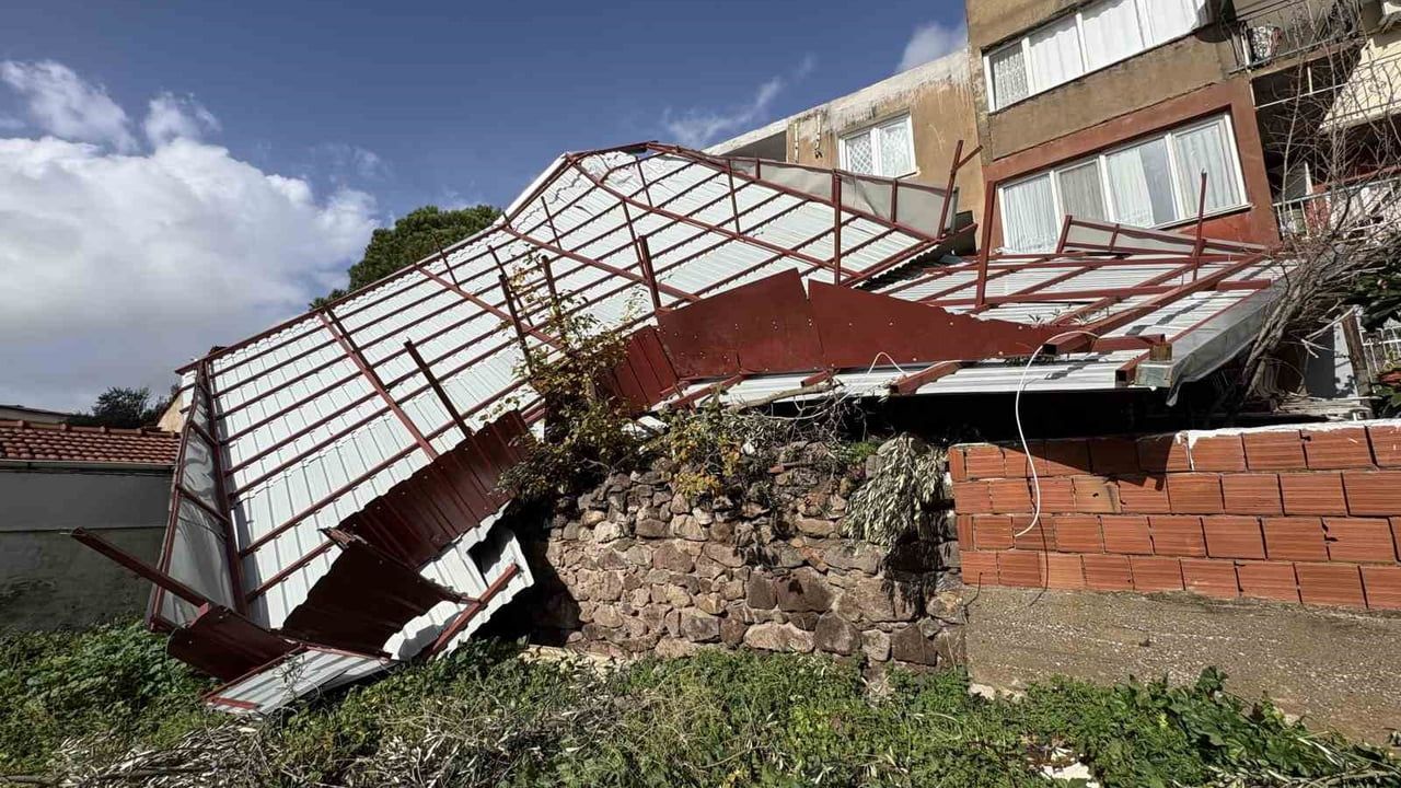 Karşıyaka'da fırtına 4 katlı binanın metal çatısını uçurdu