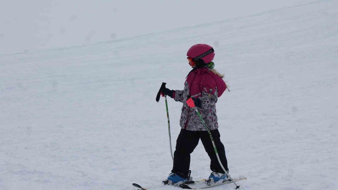 Karslı çocuklar Sarıkamış'ta kayakla tanışıyor