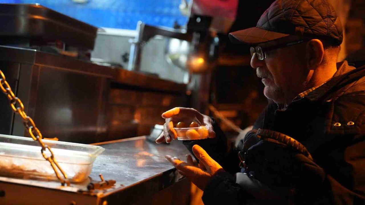 Kartal Belediyesi'nin Miraç Kandili'nde cami önlerinde lokma ikramı
