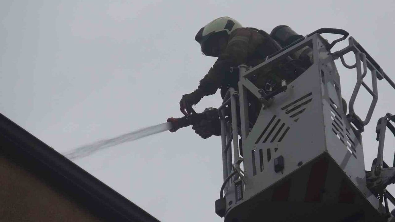 Kartal'da çatı katında yangın: İtfaiye kısa sürede müdahale etti