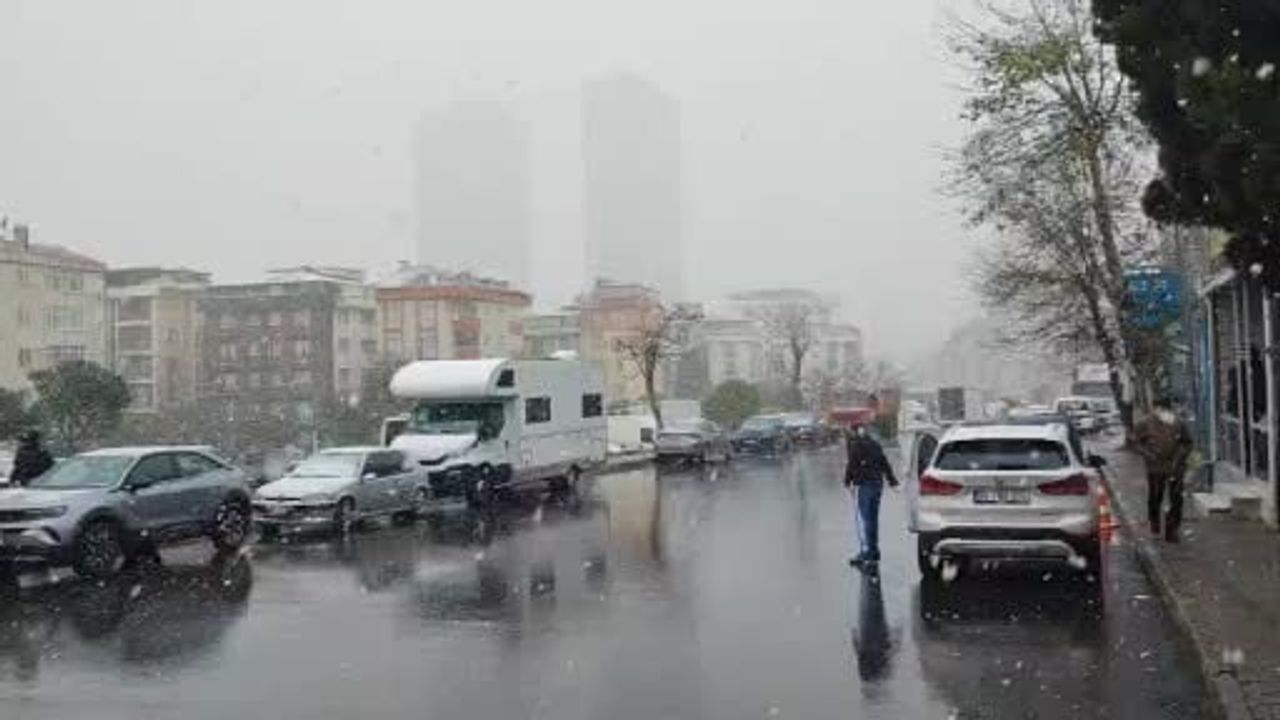 Kartal'da kısa süreli, yer yer yoğun kar yağışı
