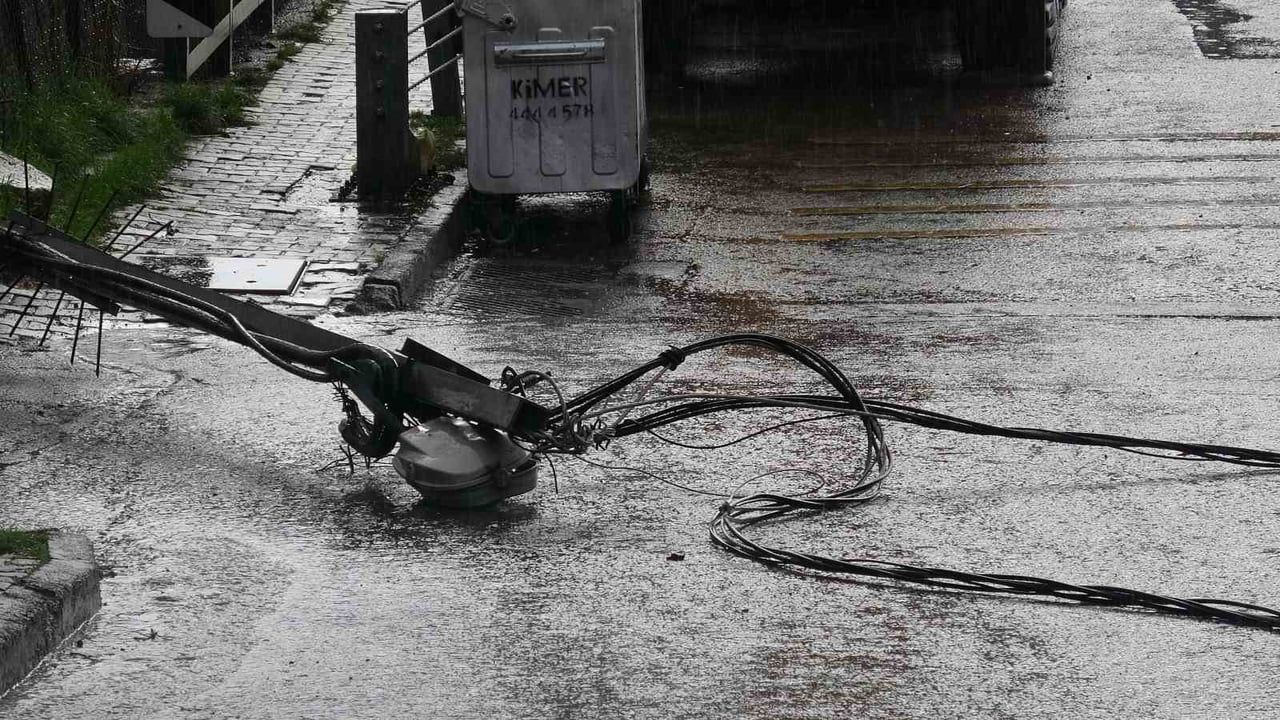 Kartal Yakacık’ta hafriyat kamyonu elektrik tellerine takıldı: Şans eseri yaralanma olmadı