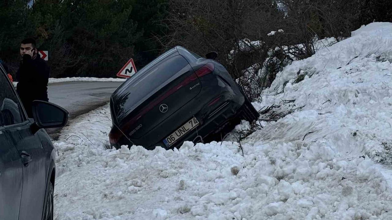 Kartalkaya yolunda lüks otomobil kar birikimine saplandı