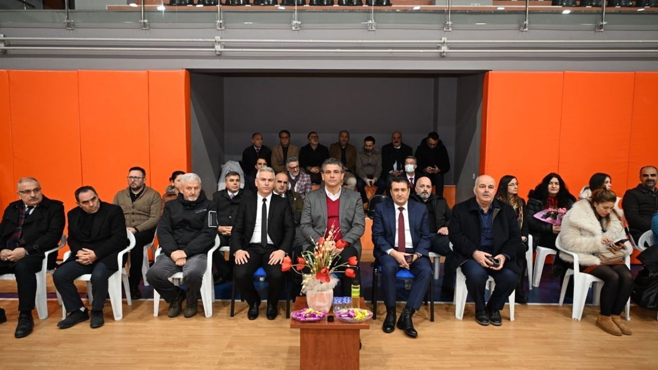 Kartepe Belediye Başkanı Mustafa Kocaman, okullardaki sanat ve bilim etkinliklerini ziyaret etti