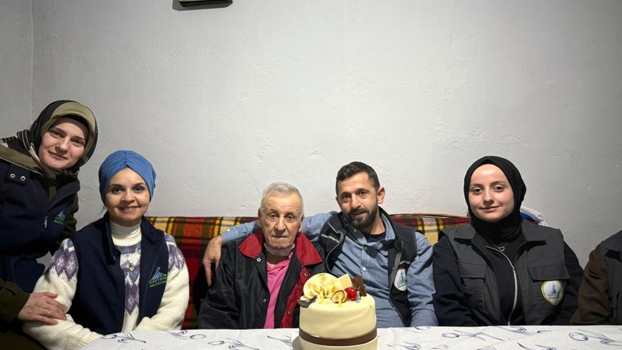 Kartepe'de 'Alo Evlat' ekipleri yılbaşı akşamı yalnız yaşayan yaşlıları ziyaret etti