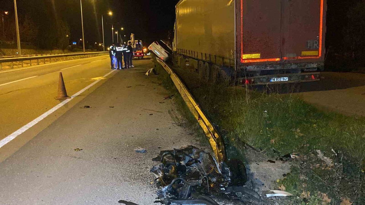 Kartepe'de bariyerlerde 15 metre sürüklenen otomobil tıra çarptı: 4 yaralı
