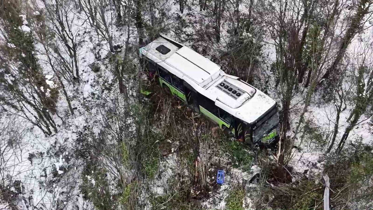 Kartepe'de otobüs şarampole yuvarlandı: 22 yaralı