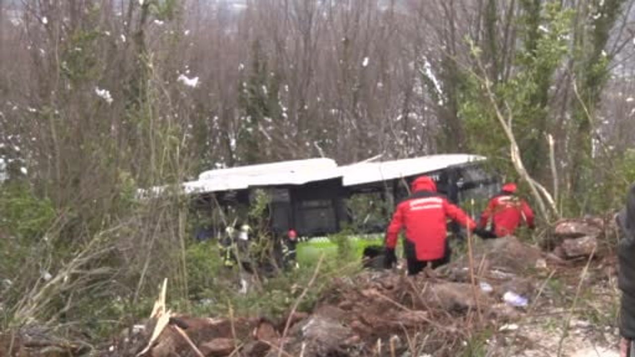 Kartepe'de şehir içi yolcu otobüsü şarampole yuvarlandı
