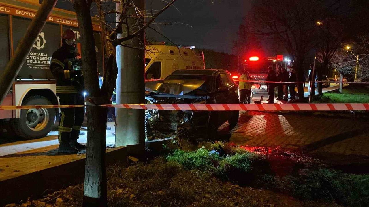 Kartepe'de telefon direğine çarpan Chery hurdaya döndü: 1 yaralı