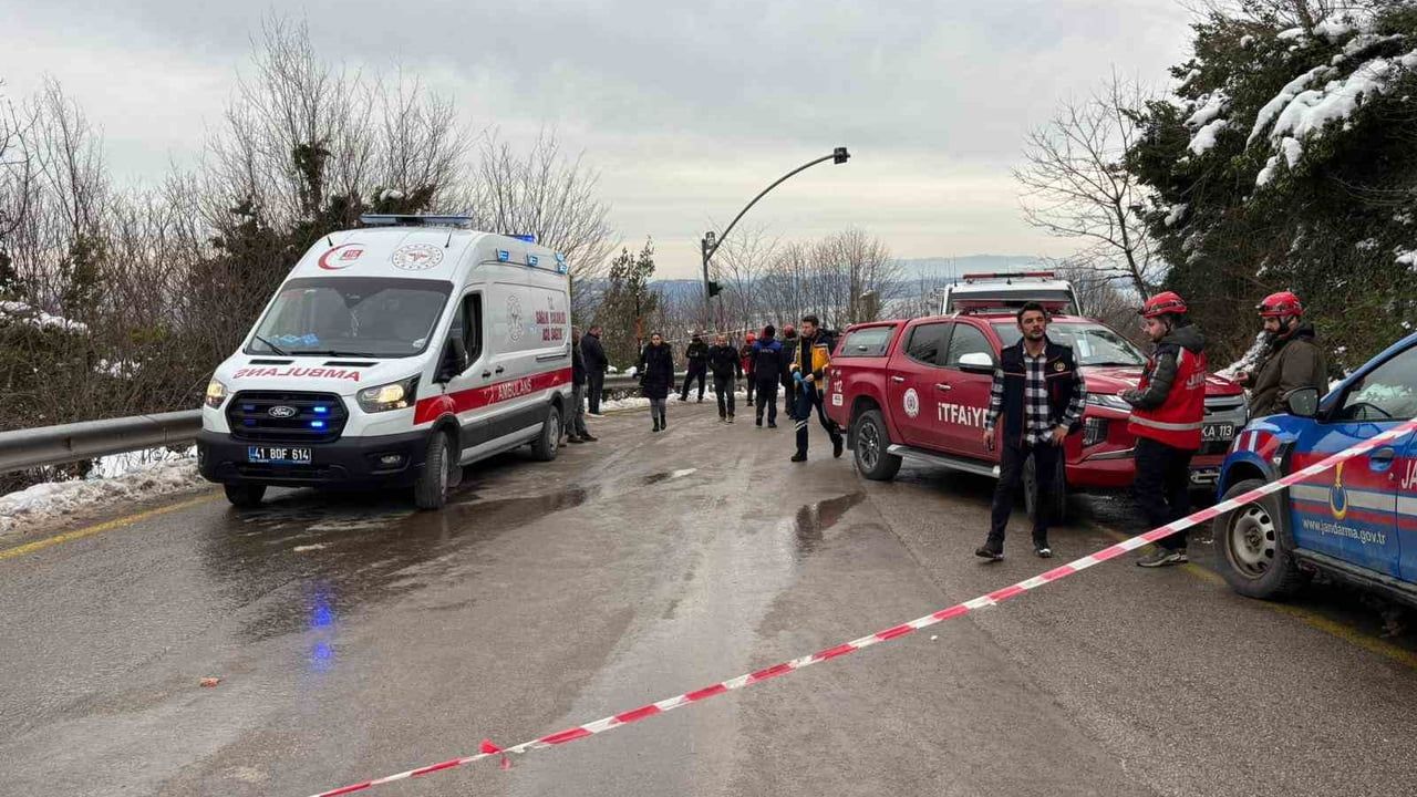Kartepe'de yolcu otobüsü şarampole yuvarlandı, çok sayıda yaralı