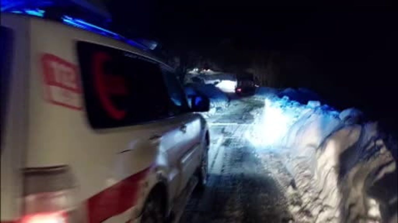 Kastamonu Bozkurt’ta kar engelini aşan kurtarma: Elini kesen yaralı 4 saatte hastaneye ulaştırıldı