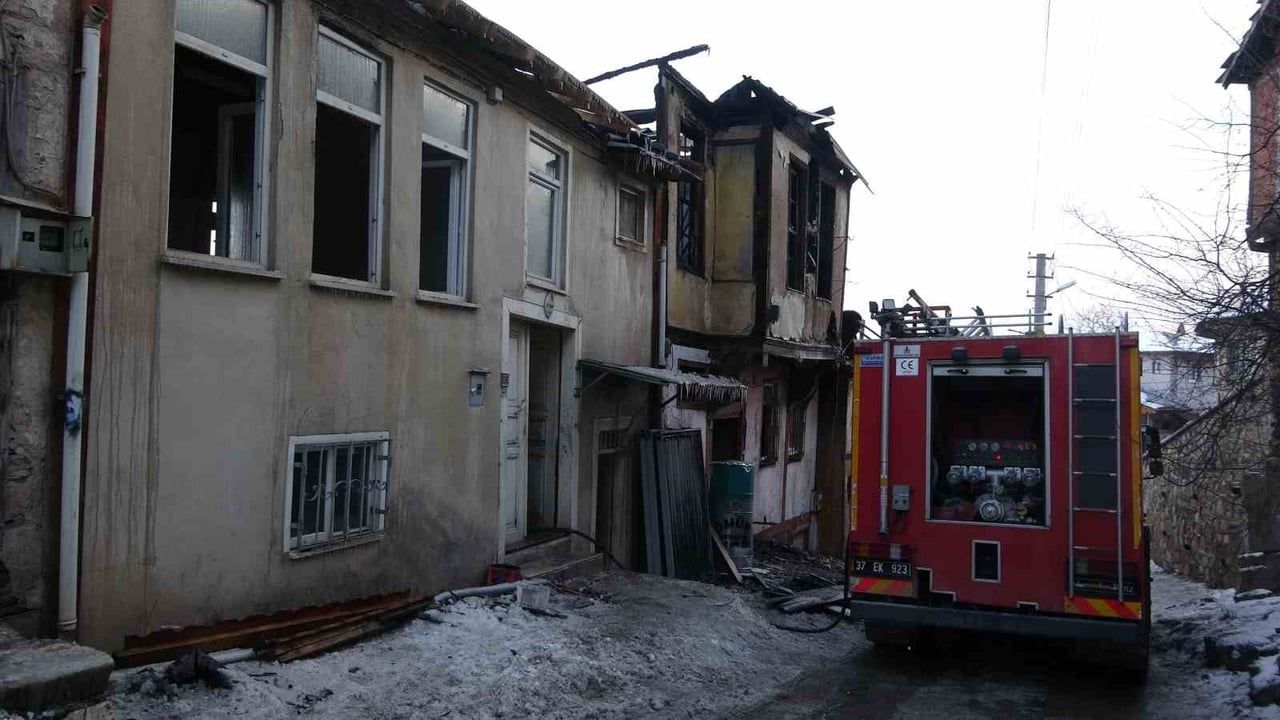 Kastamonu’da 3 katlı konak alevlere teslim oldu, iki ev zarar gördü