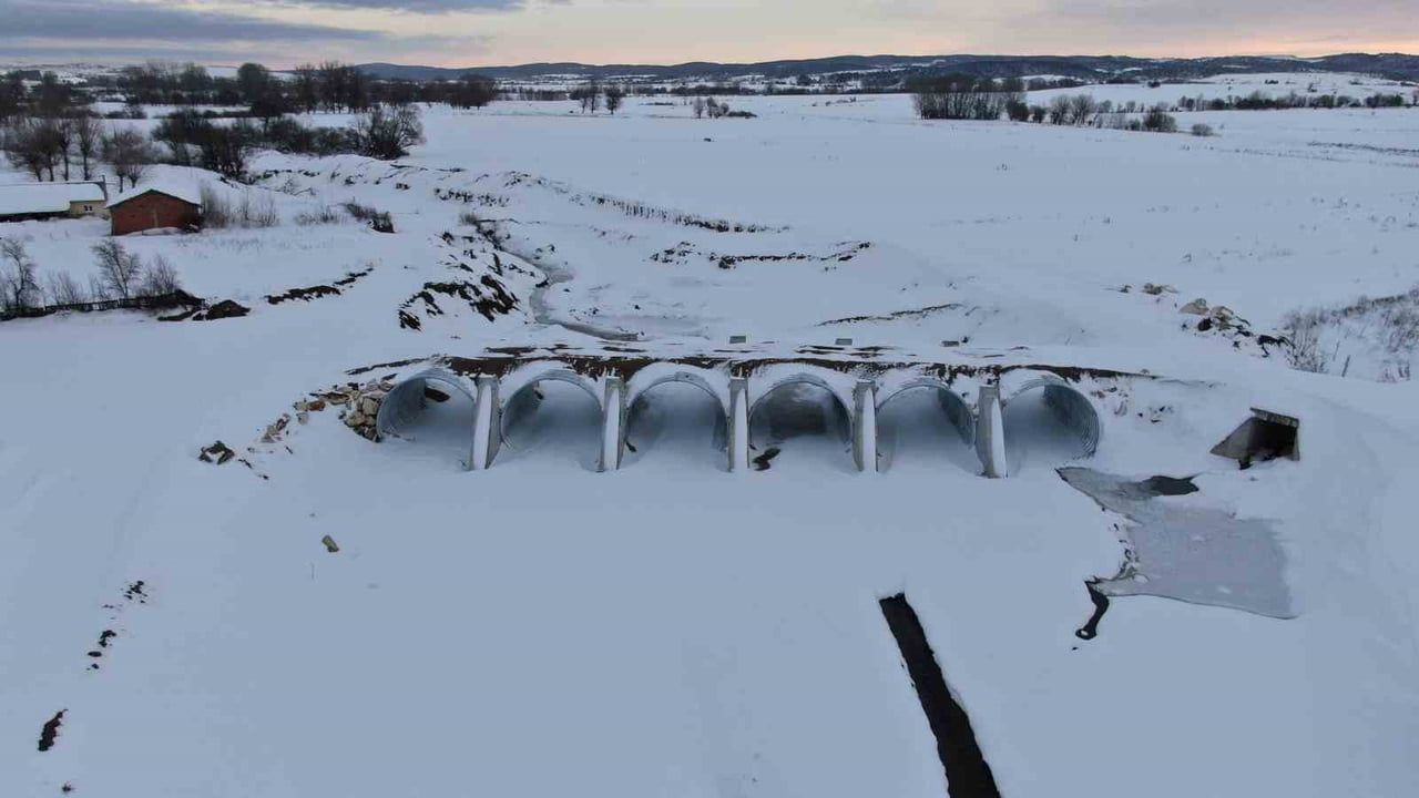 Kastamonu’da baraj, dere ve gölet yüzeyleri dondu