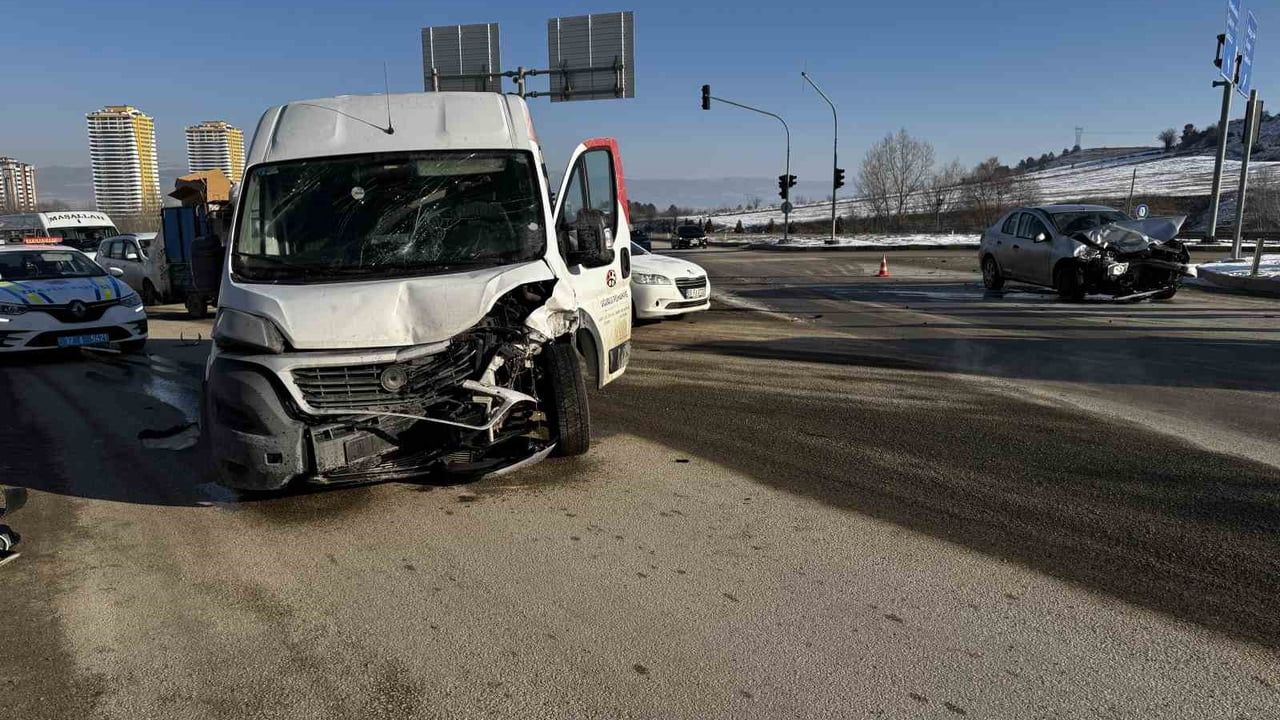 Kastamonu'da Doğu Çevre Yolu Kavşağı'nda çarpışma: 1 yaralı