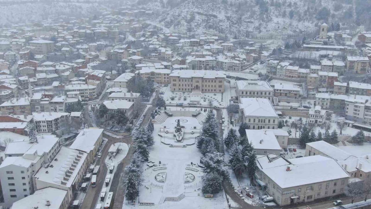 Kastamonu'da iki günlük kar yağışı şehir merkezini beyaza bürüdü
