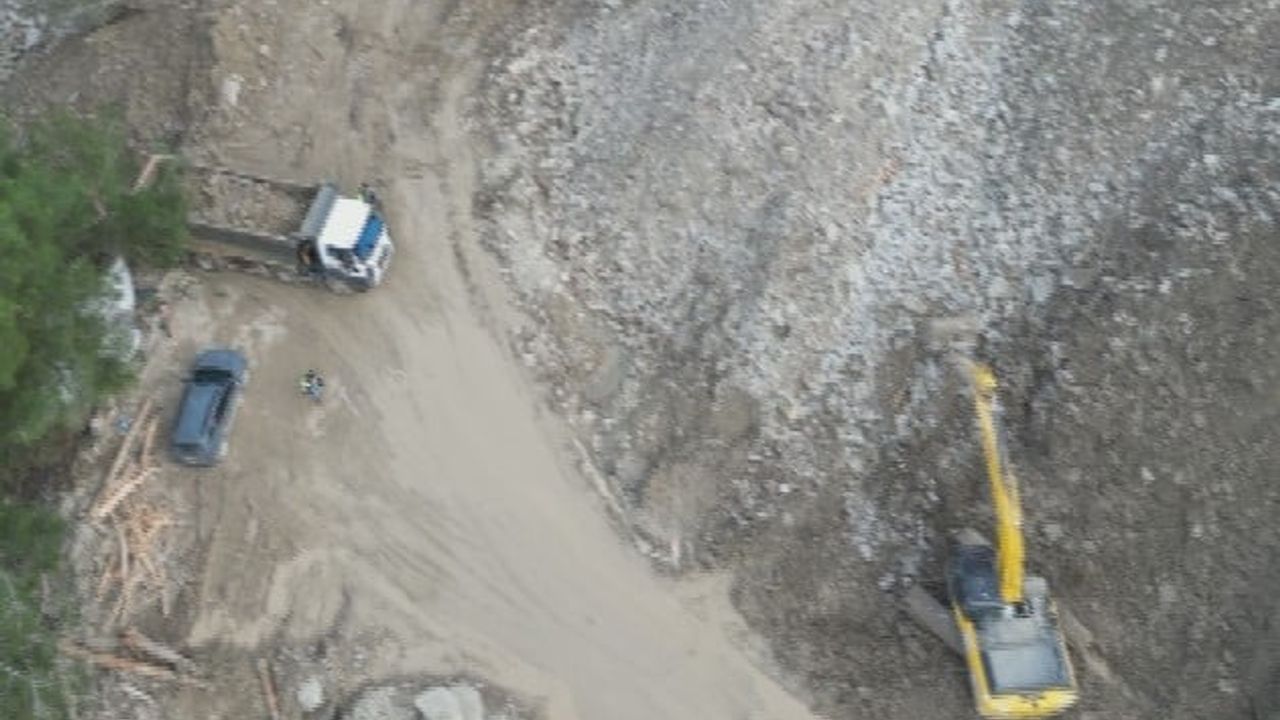 Kastamonu'da İnebolu-Doğanyurt-Cide yolunda heyelan çalışmaları sürüyor