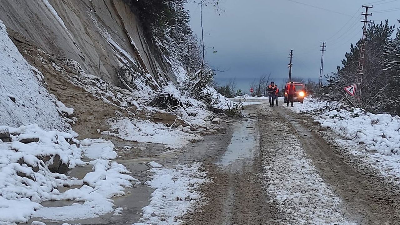 Kastamonu'da İnebolu güzergahlarında heyelan ulaşımı aksattı