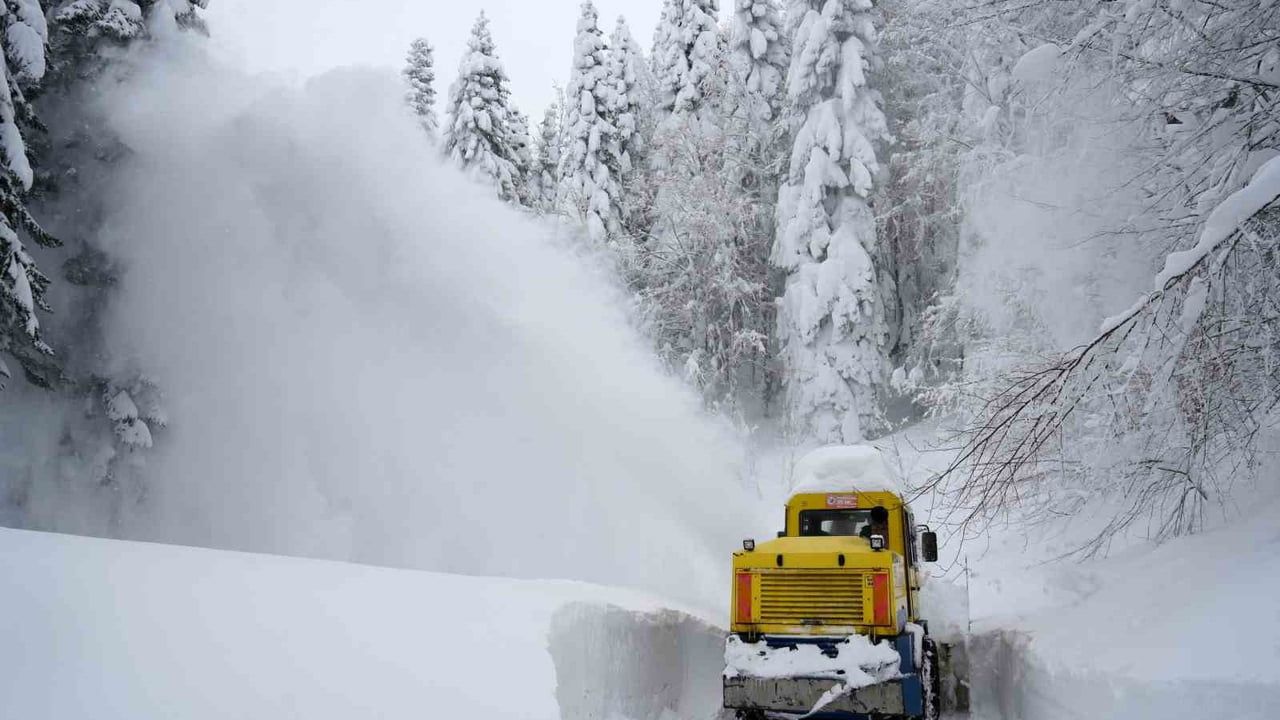 Kastamonu'da kar nedeniyle 102 köy yolu ulaşıma kapalı