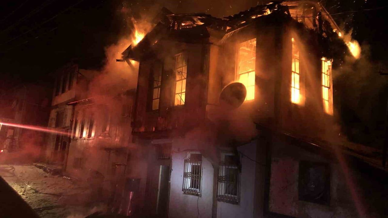 Kastamonu’da Tadilat Halindeki Üç Katlı Tarihi Konak Küle Döndü