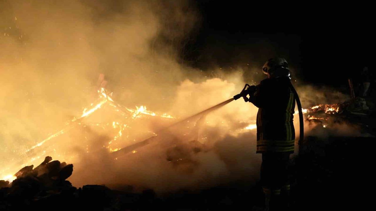 Kastamonu'da yangında 1 ev ile 2 samanlık küle döndü, 2 ev hasar gördü