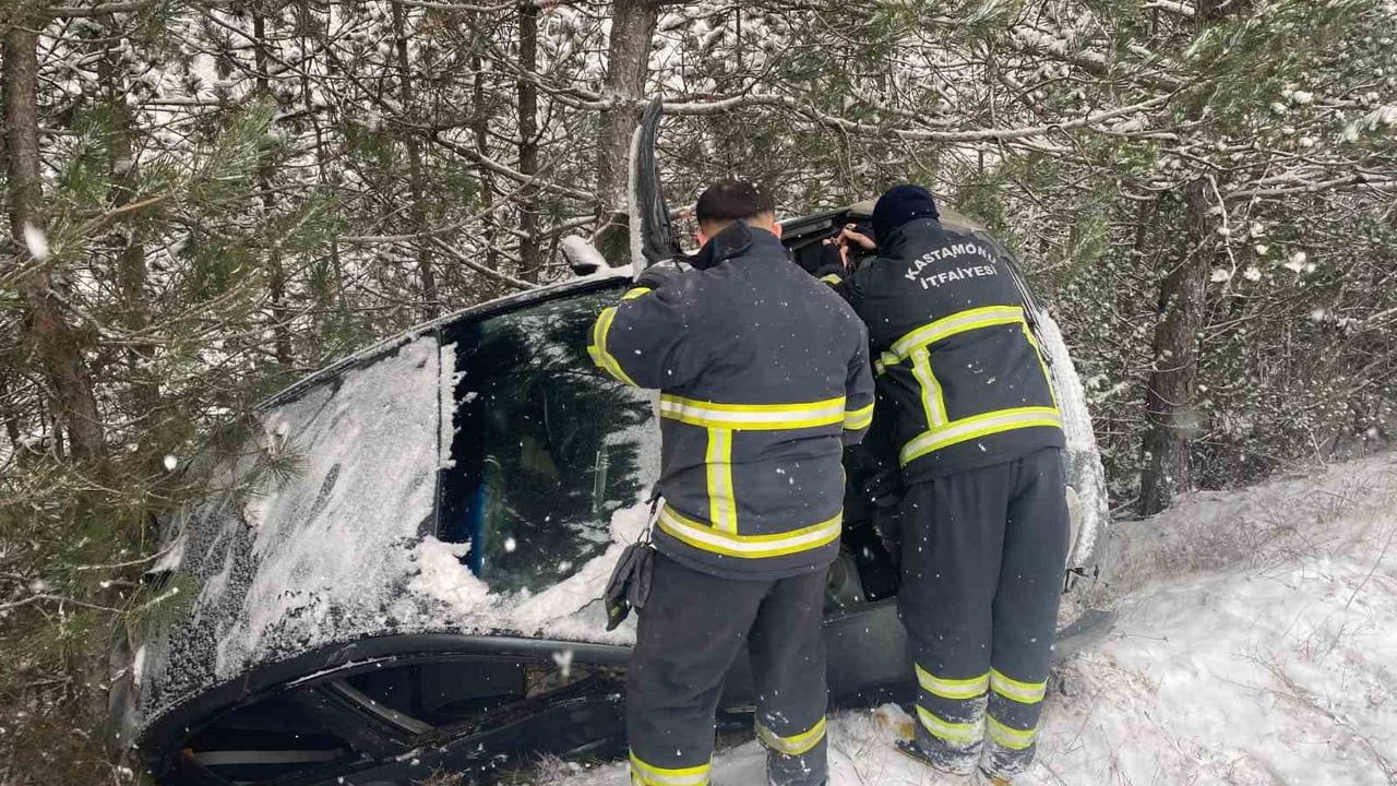 Kastamonu-Tosya yolunda otomobil şarampole yuvarlandı: 2 yaralı