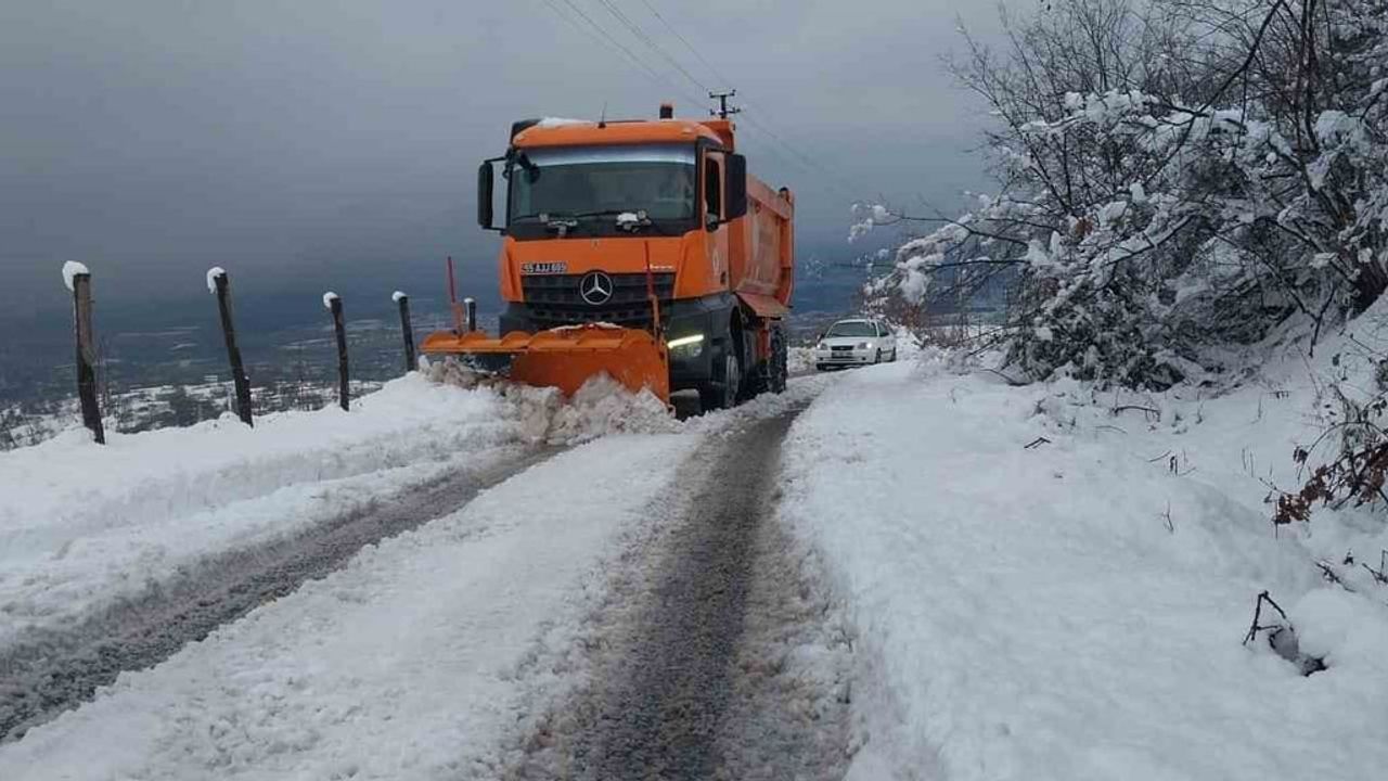 Kavak'ta karla mücadele sürüyor