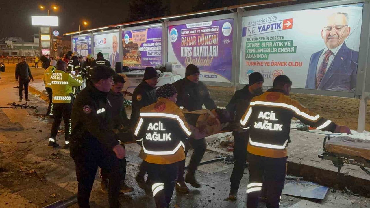 Kavşak kazasında otomobil alev aldı: 3 yaralı, 2'si ağır