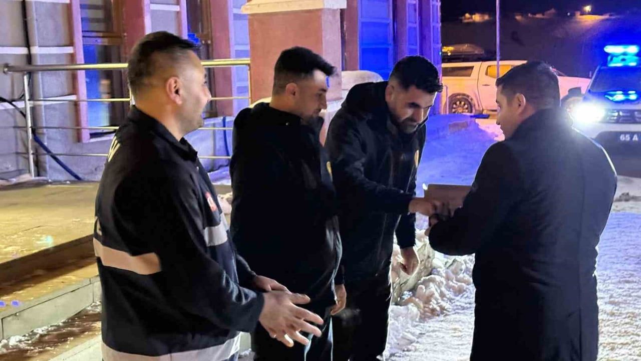 Kaymakam Bulut, Özalp'te yeni yılı görev başındakilerle karşıladı