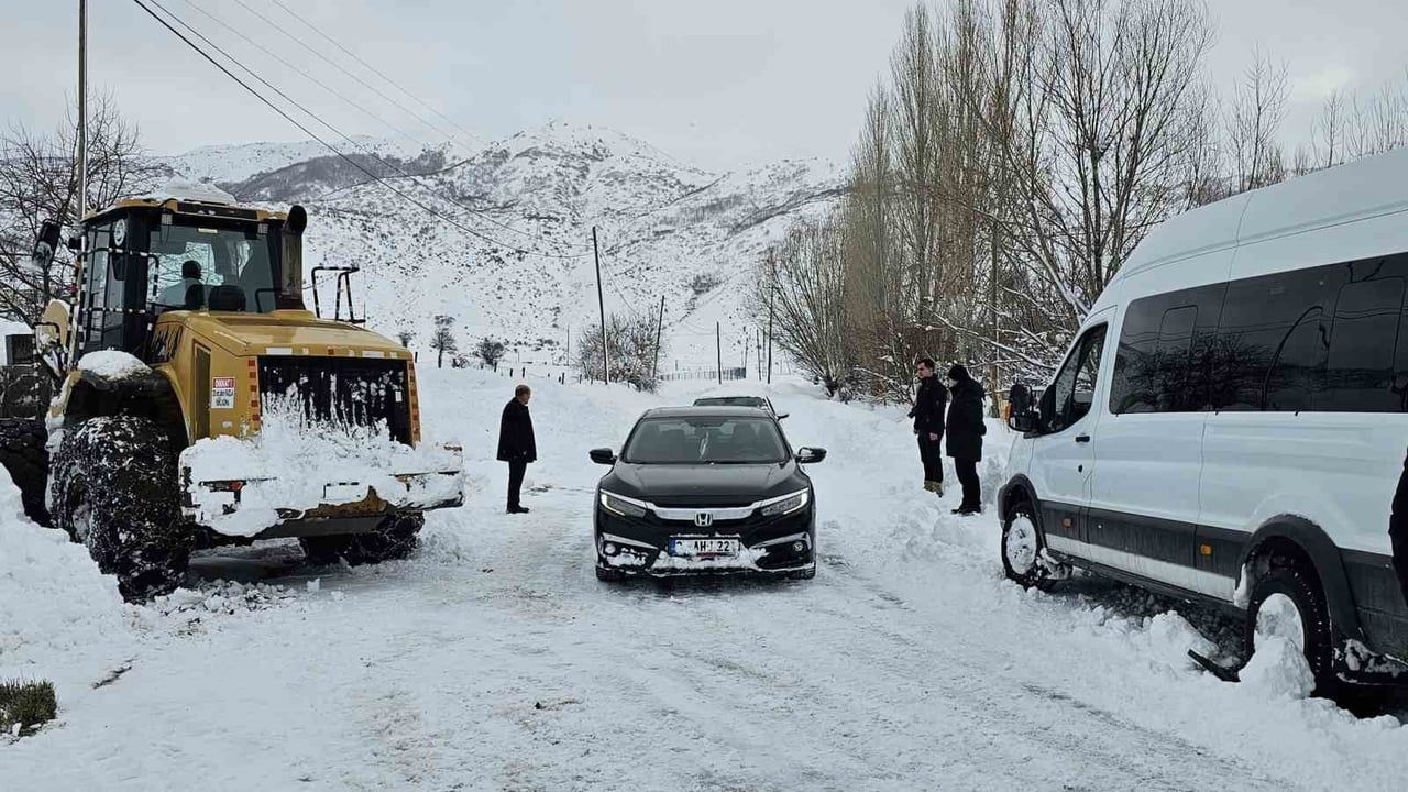 Kaymakam Demirer, Tatvan’da Mahsur Kalanlara Müdahale Etti