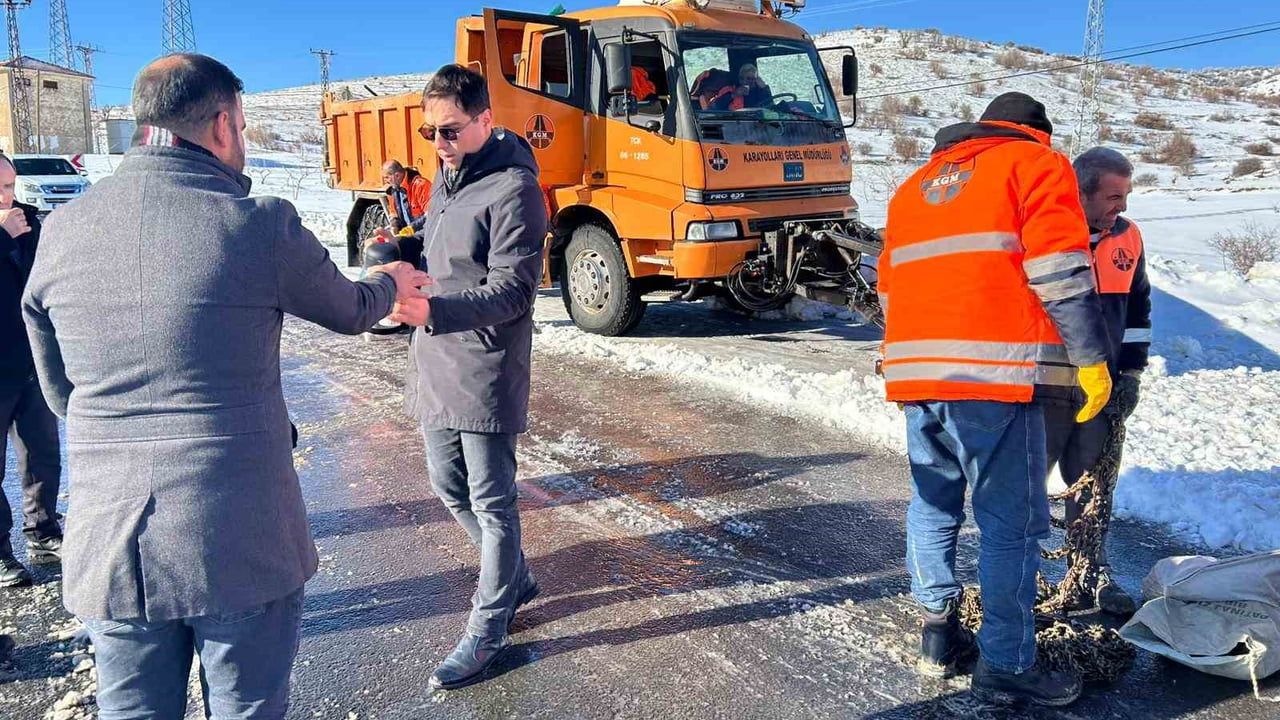 Kaymakam Öztaş, kar mesaisindeki ekipleri yerinde denetledi