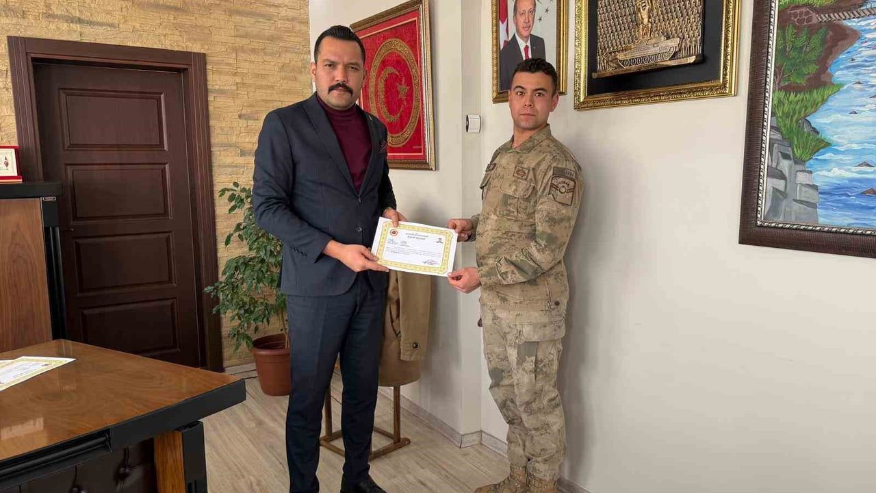 Kaymakam Türkmenoğlu jandarma personeline başarı belgesi verdi