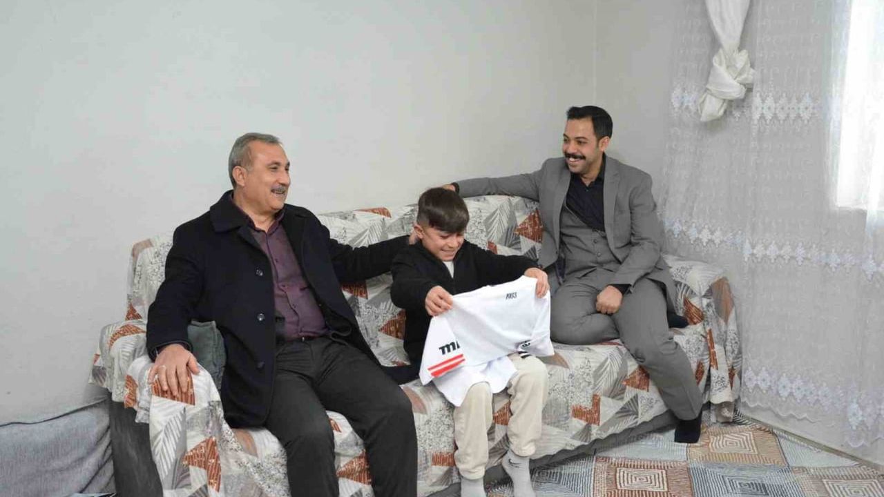 Kaymakam Uzun, Türkiye şampiyonu Ahmet Yasin Aydemir'i Günkırı'da ziyaret etti