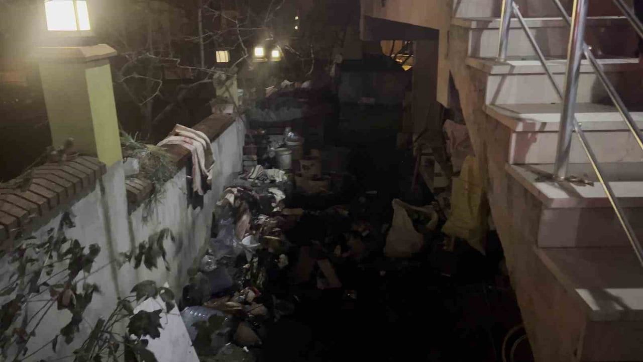 Kaynarca'da balkon yangını itfaiyenin müdahalesiyle söndürüldü