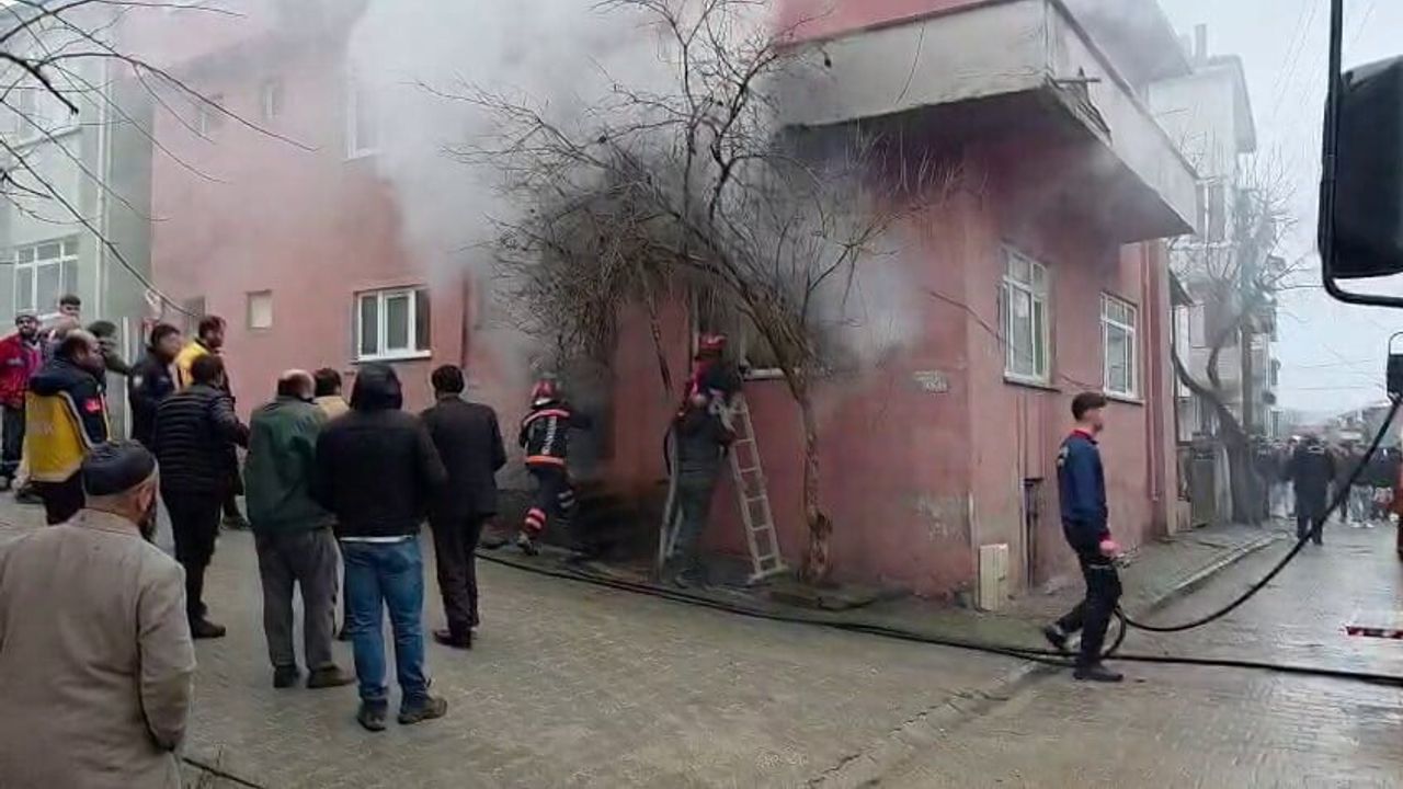 Kaynarca'da Konak Mahallesi'nde ev yangını kontrol altına alındı
