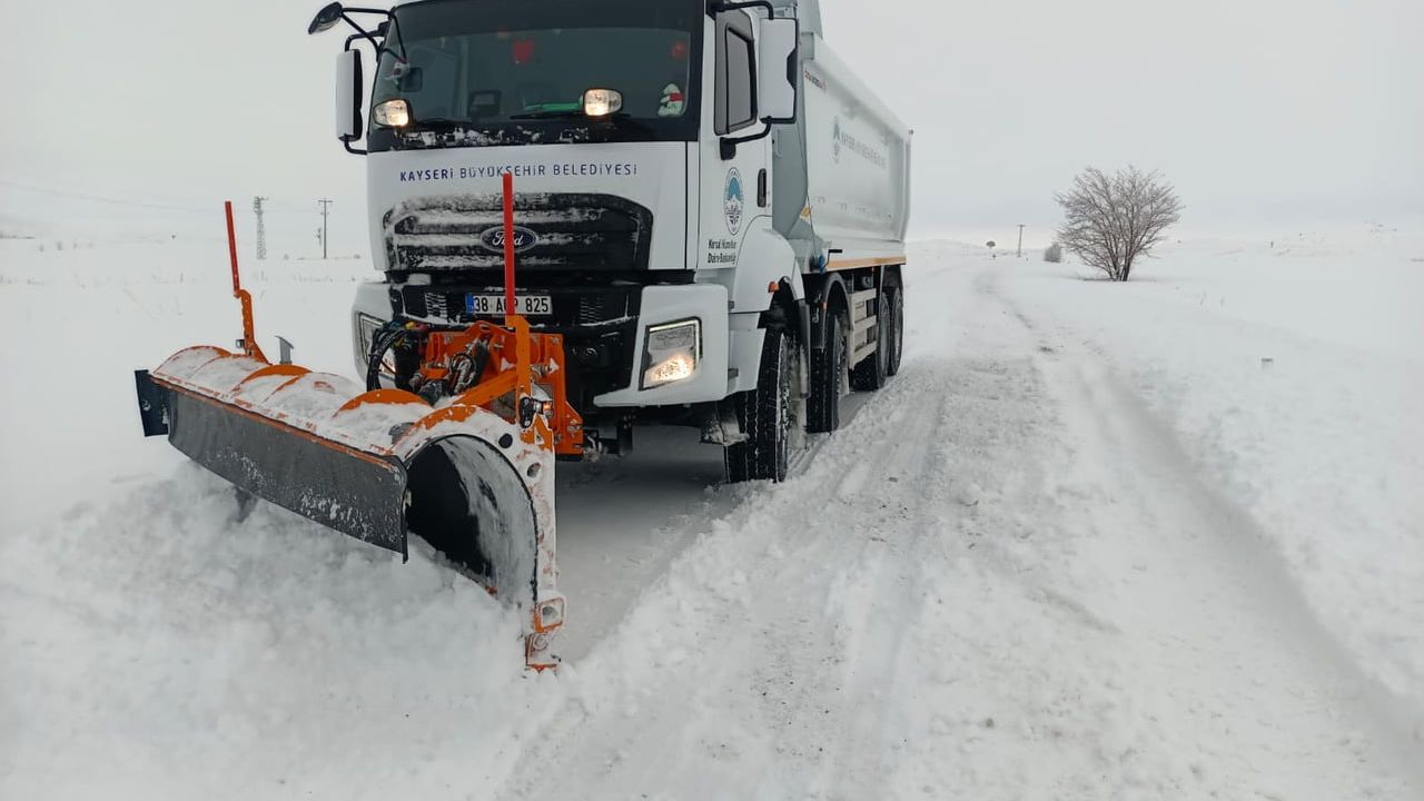 Kayseri Büyükşehir 10 ilçede 155 kırsal mahalle yolunu yeniden ulaşıma açtı