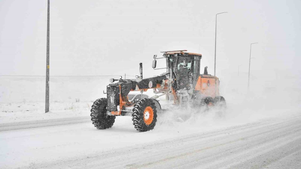 Kayseri Büyükşehir 6 saatte 285 mahalle yolunu ulaşıma açtı