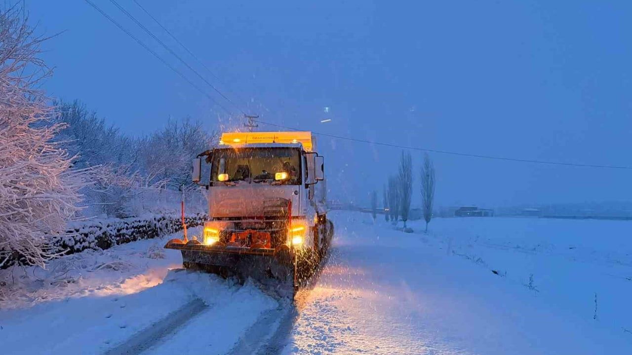 Kayseri'de 14 mahalle yolunda karla mücadele sürüyor