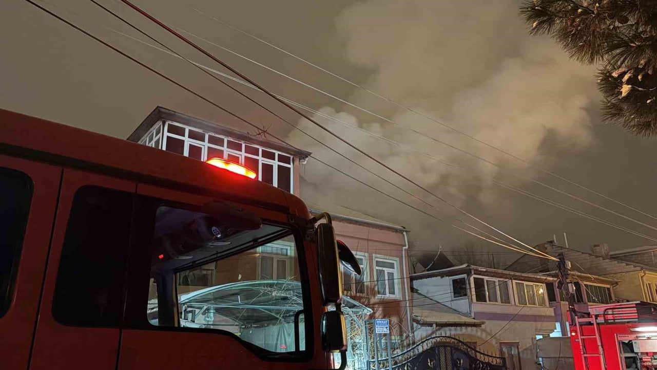 Kayseri'de 3 katlı binanın çatısındaki yangın 2 saatte söndürüldü