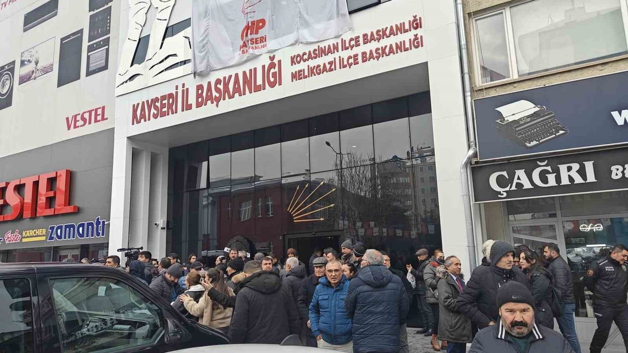 Kayseri'de Alevi örgütlerden CHP İl Başkanlığı'na 'siyah çelenk' tepkisi