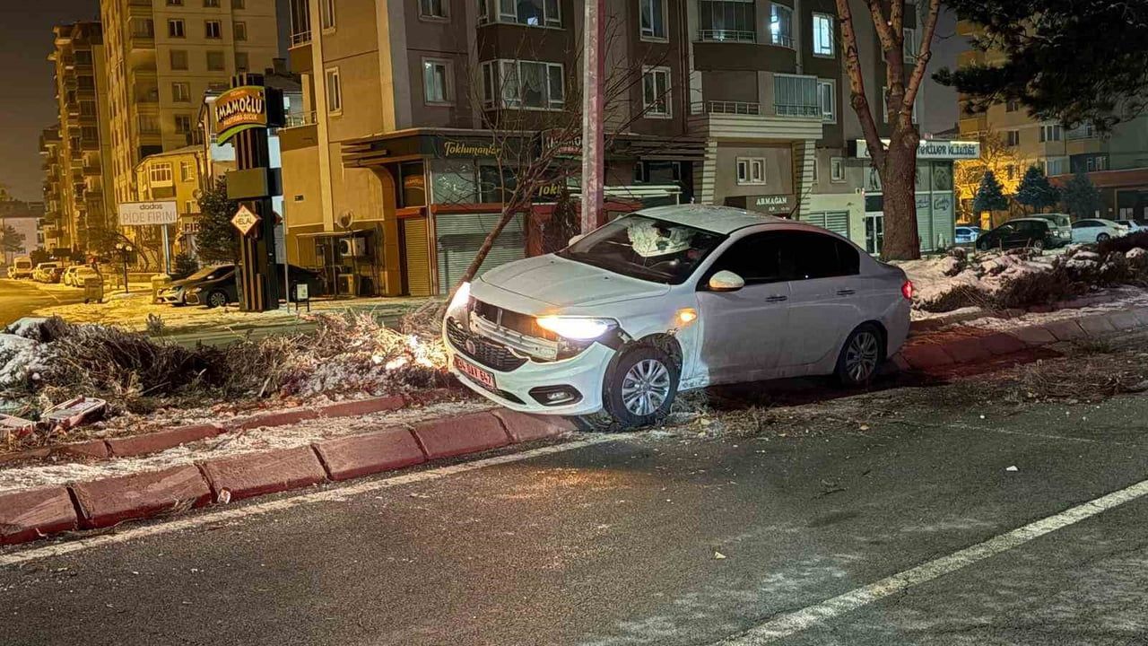 Kayseri'de alkollü sürücü refüjde ağacı devirdi, aydınlatma direğine çarptı