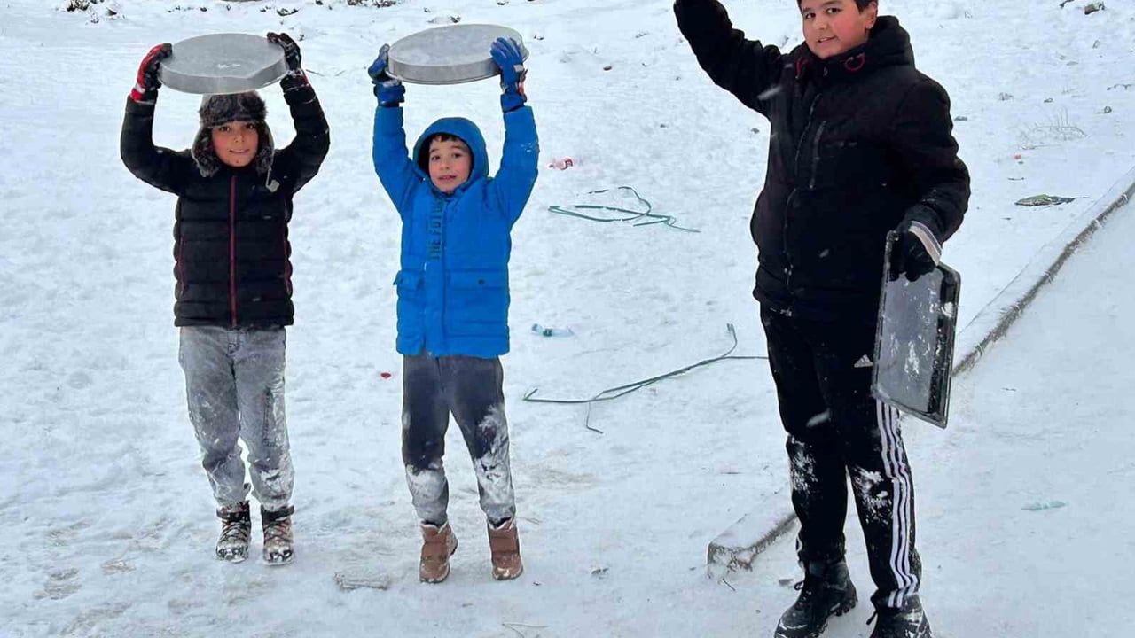 Kayseri'de çocuklar tepsilerle kayarak karın tadını çıkardı