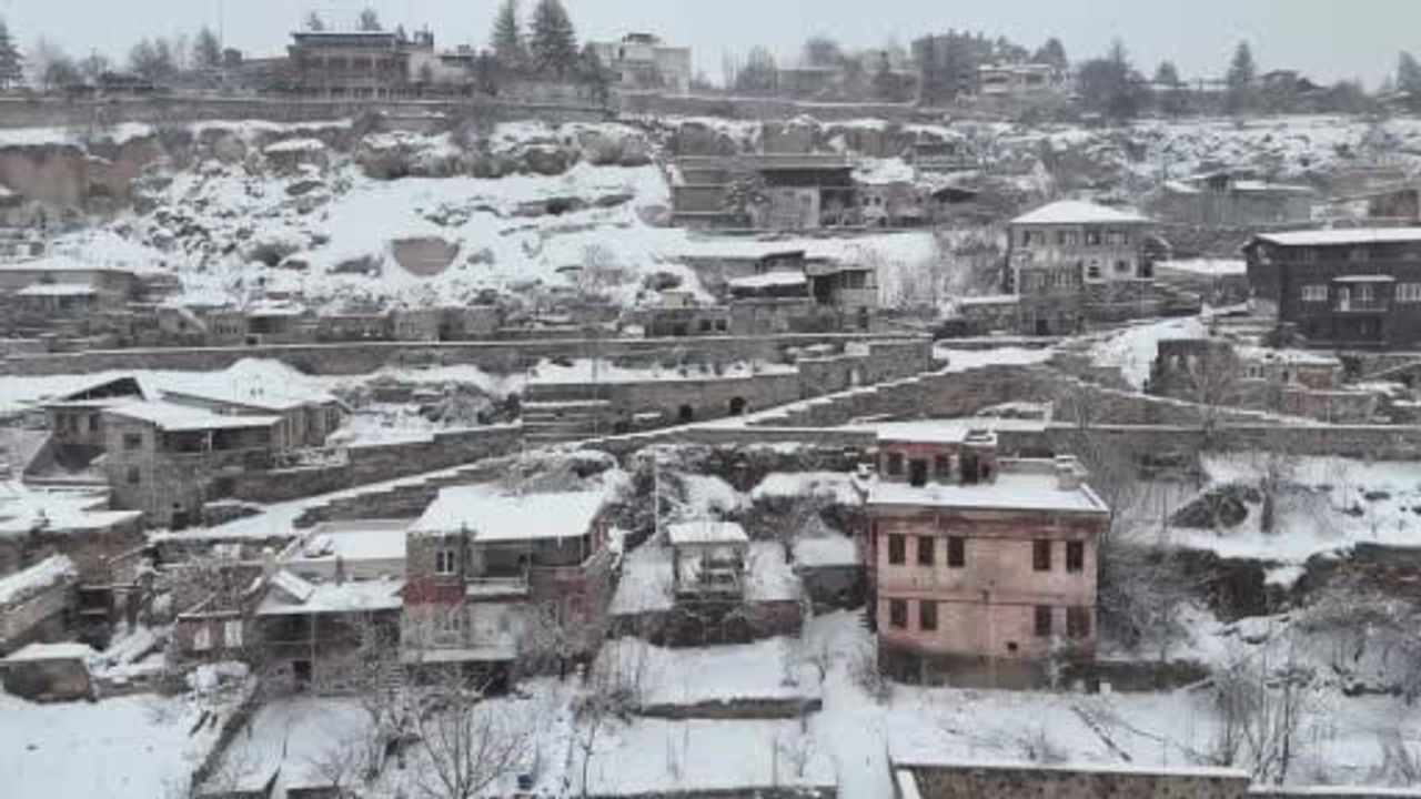 Kayseri'de Kar Etkili: Yaman Dede Camii ve Tarihi Evler Kartpostallık Görüntüler Verdi