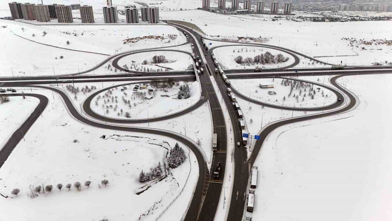 Kayseri'de Kar Etkisi: Tırlar Mimarsinan OSB'de Bekliyor