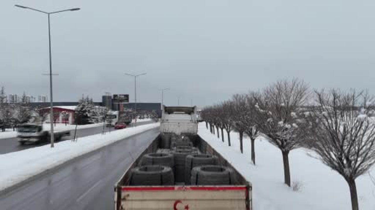 Kayseri'de Kar Nedeniyle Tır Trafiği Kapandı, Dron Görüntüleri Sınır Kapısını Andırdı