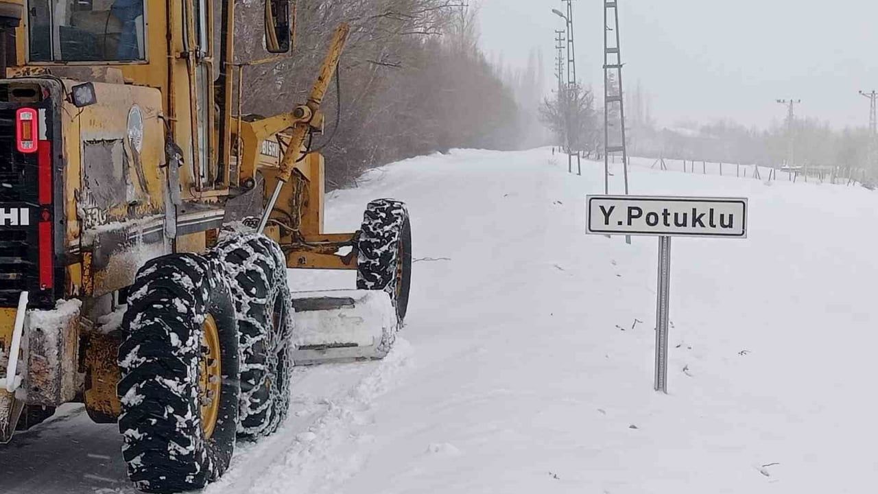Kayseri'de kar seferberliği: 47 kırsal mahalle yolu ulaşıma açıldı