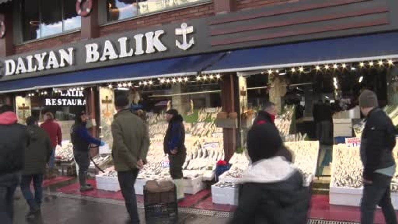 Kayseri'de kar yağışı tezgâhları balıkla doldurdu